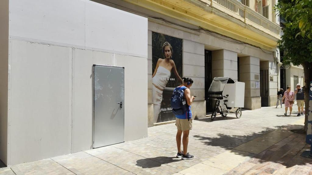 El cartel en la fachada del local.