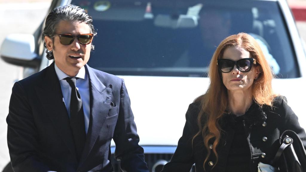 Olivia de Borbón, a su llegada al tanatorio, este miércoles, junto a su marido.