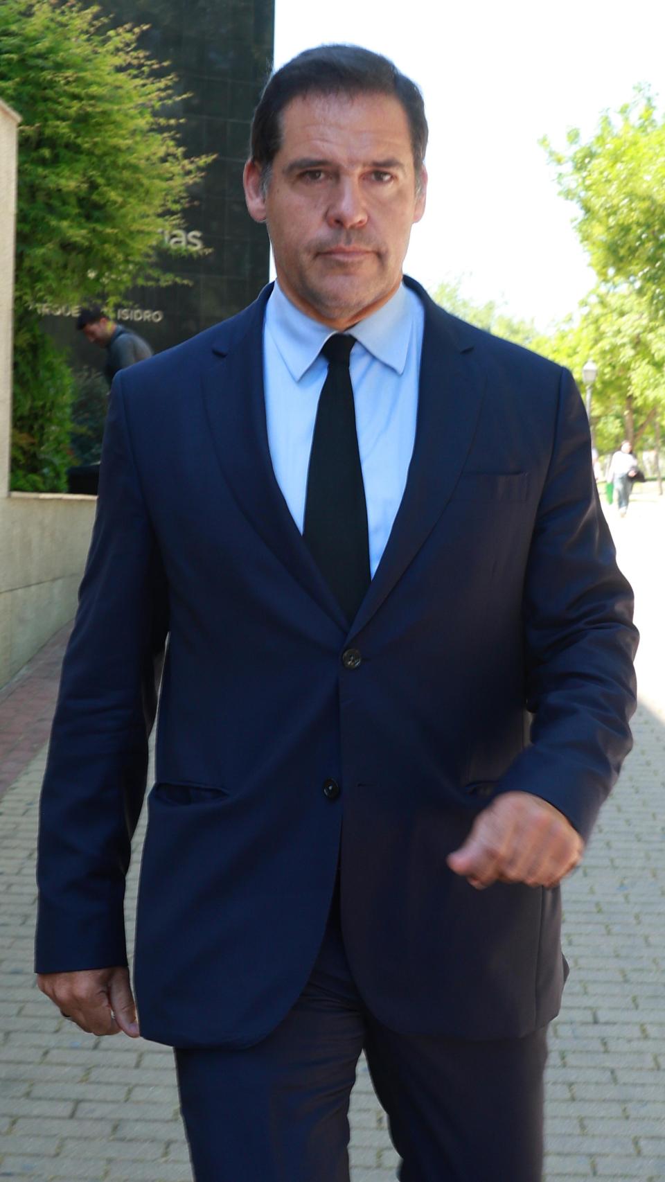 Luis Alfonso de Borbón, este miércoles, en el Tanatorio de San Isidro.