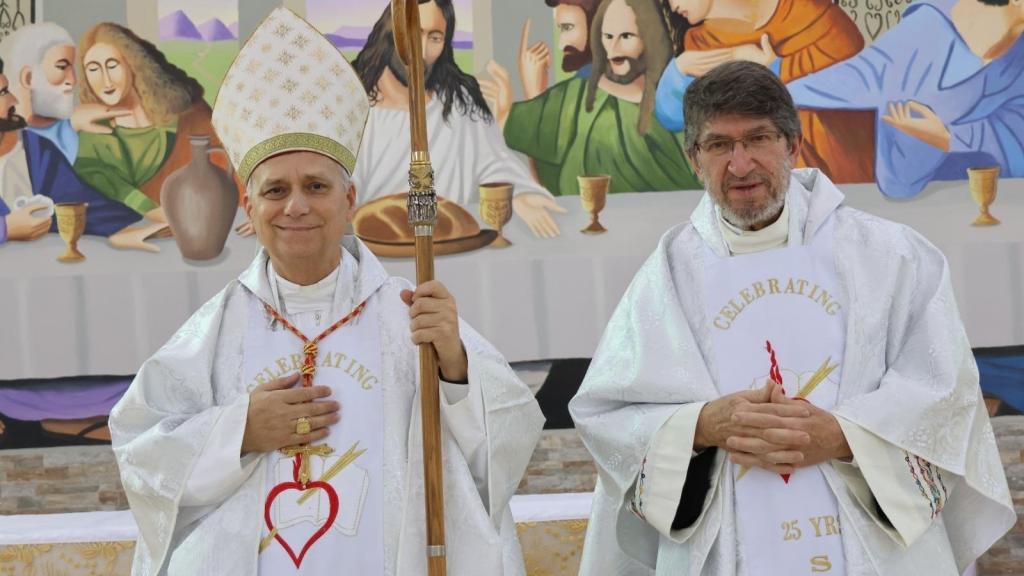 Robert Francis Prevost y Alejandro Moral en un momento de celebración ecuarística.