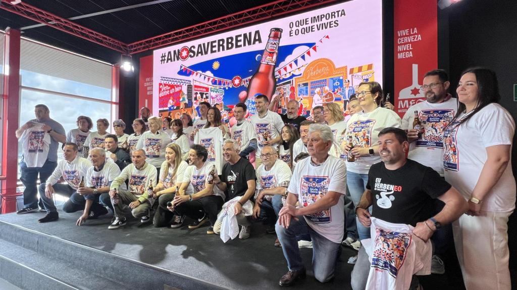 Representantes de las 18 verbenas recuperadas anteriormente posan para los medios.