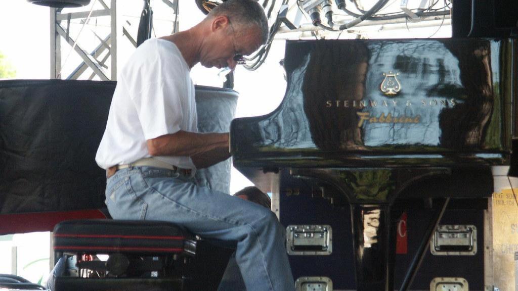 Keith Jarrett en la prueba de sonido de su concierto en Juan-les-Pins, Francia (17 de julio, 2003). Foto: Olivier Bruchez