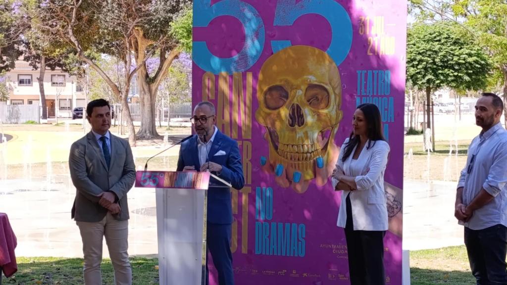El director del San Javier Fest, David Martínez, (c) presenta las 55 edición de este año junto al alcalde de San Javier, José Miguel Luengo (i) y la consejera de Cultura, Carmen Conesa (d).