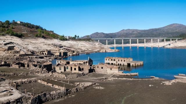 Vista panorámica del pueblo fantasma de Aceredo en el embalse de Alto Lindoso, Galicia.