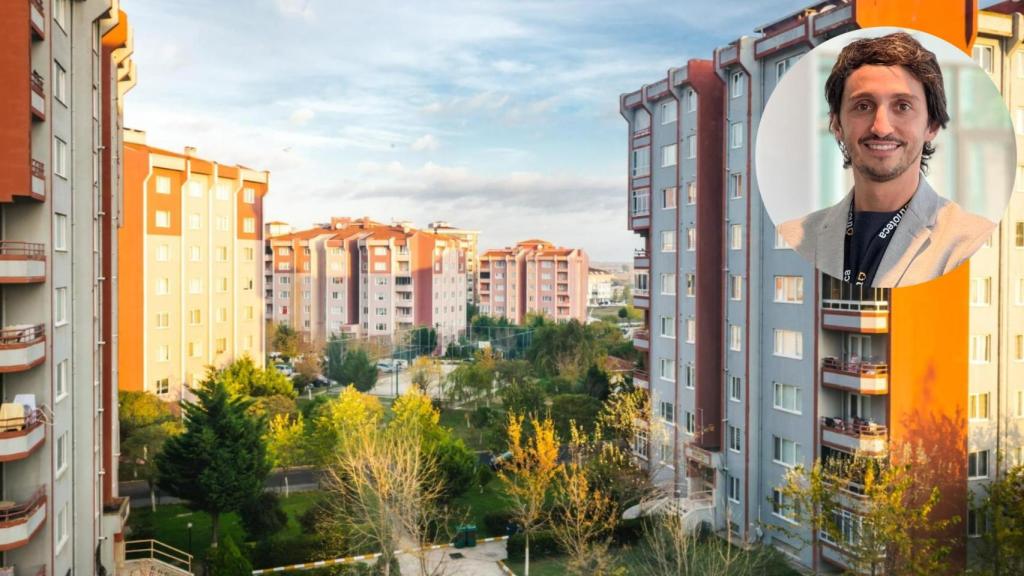 Ricard Garriga en un montaje con viviendas.