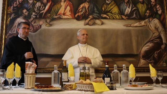 El padre Alejandro Moral al lado del papa León XIV durante la visita de este último a la Orden de San Agustín, de la cual fue prior general; tras ellos, un cuadro de un agustino que simula la última cena con la estética de El Greco.