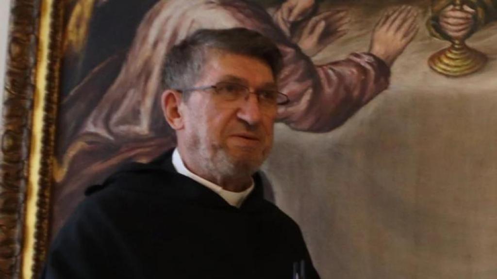 El padre Alejandro Moral al lado del papa León XIV durante la visita de este último a la Orden de San Agustín, de la cual fue prior general; tras ellos, un cuadro de un agustino que simula la última cena con la estética de El Greco.