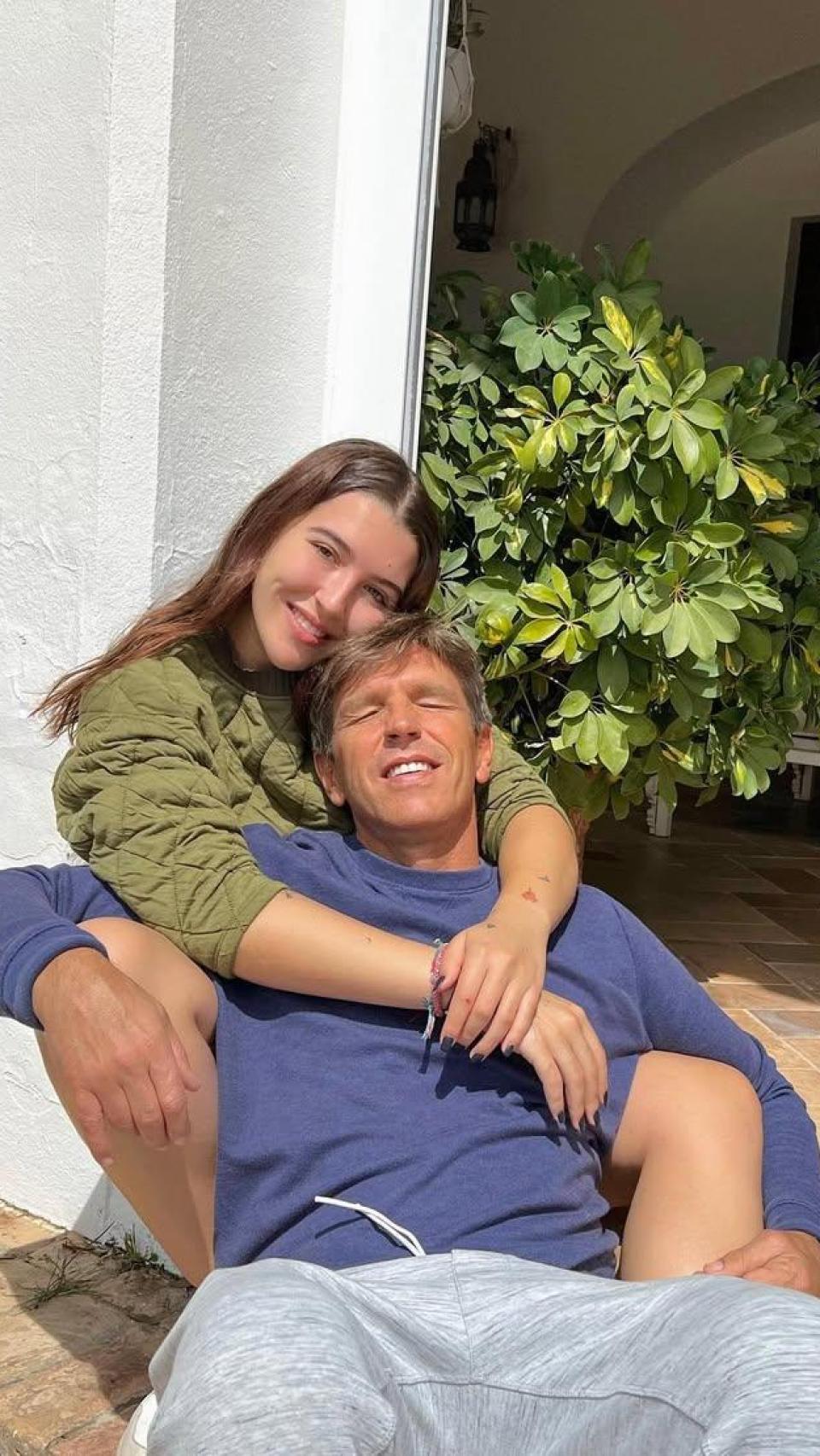 Alba Díaz, con Manuel Díaz 'El Cordobés' en la casa del diestro.