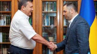 Photograph from 2010 that shows a handshake between Ukrainian President Viktor Yanukovych and his advisor Andrei Portnov.