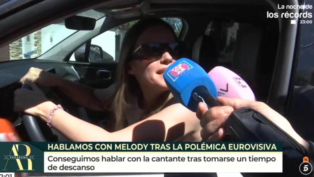 Melody habla con los medios de comunicación, a las puertas de su casa.