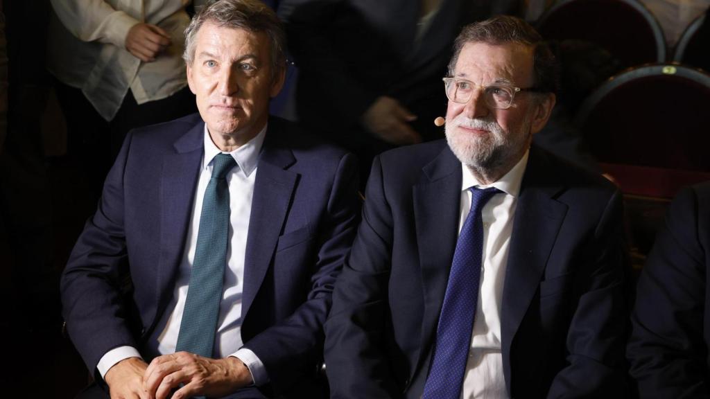 El líder del PP, Alberto Núñez Feijóo (i) y el expresidente Mariano Rajoy participan en el 'Foro libertad y democracia'.
