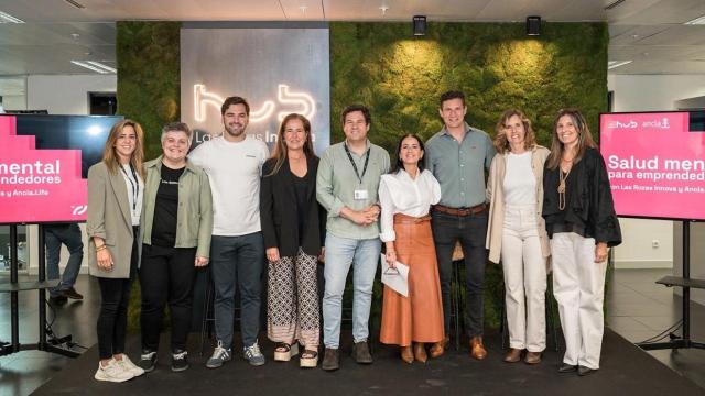 En el centro el alcalde de Las Rozas, José de la Uz, junto a los cofundadores de Ancla.life y algunos de los asistentes al acto de presentación del acuerdo.