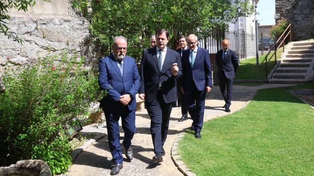 El presidente de la Junta, Alfonso Fernández Mañueco, a su llegada a la presentación del Plan Socioeconómico de La Raya