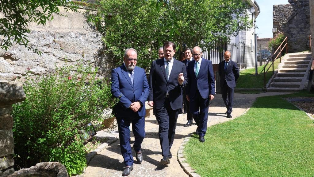 El presidente de la Junta, Alfonso Fernández Mañueco, a su llegada a la presentación del Plan Socioeconómico de La Raya