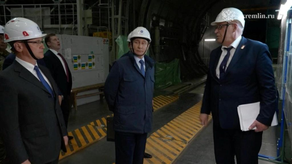 Vladímir Putin visitando la planta nuclear Kursk-II.