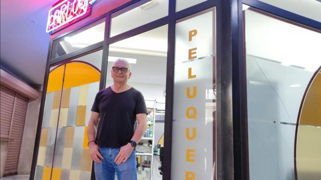 Carlos Pardo, ante su peluquería en las galerías comerciales de Santa Catalina en A Coruña.