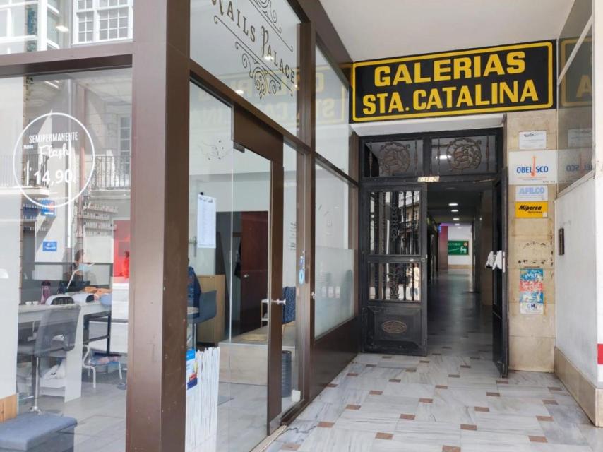 Uno de los accesos a las galerías Santa Catalina, con el negocio de manicura a la izquierda.