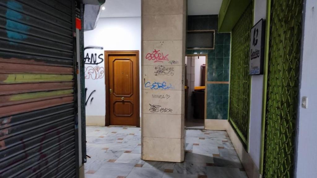 Negocios cerrados en el pasillo en forma de U que une los accesos a las galerías por la calle Estrella.