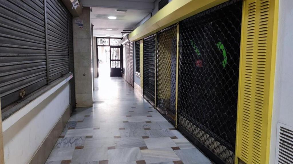 Bajos comerciales cerrados que se usan como almacenes en las galerías Santa Catalina.