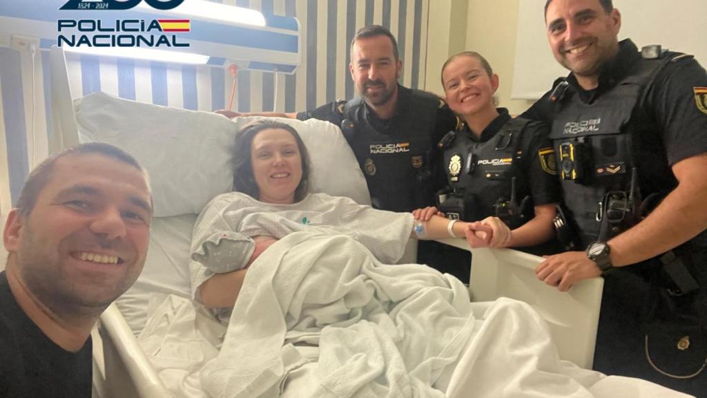 Una imagen de los agentes con la pareja y el bebé.