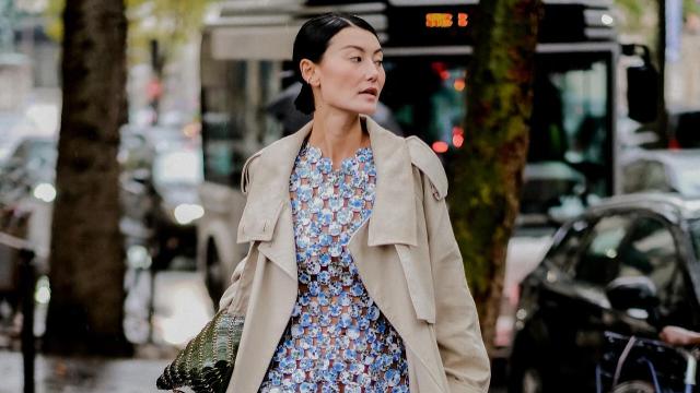 Modelo con vestido de Paco Rabanne en París.