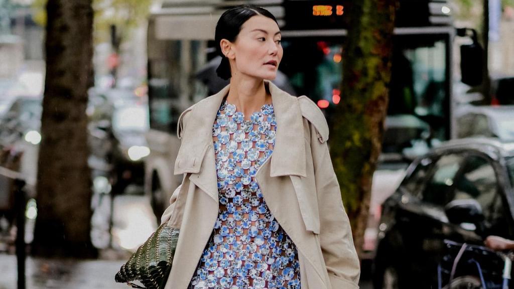 Modelo con vestido de Paco Rabanne en París.