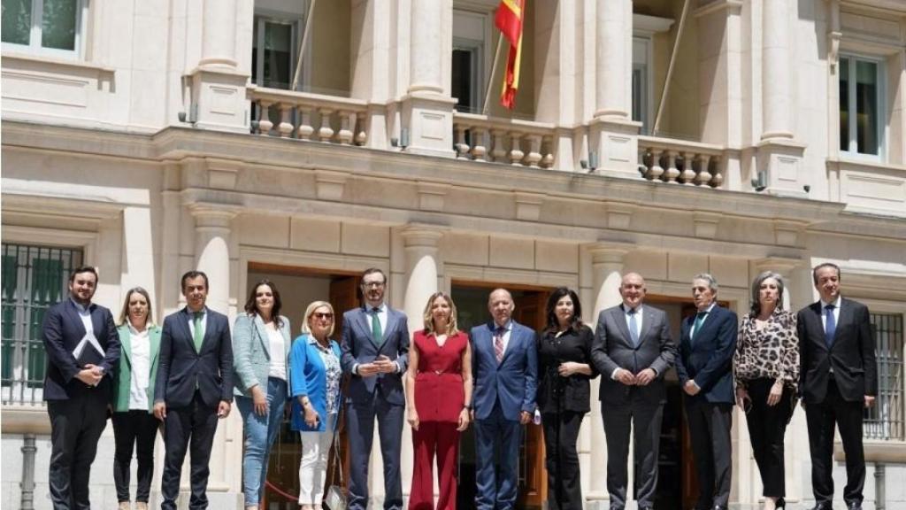 La portavoz del Grupo Parlamentario Popular en el Senado, Alicia García con los senadores de las provincias afectadas