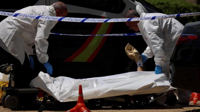 La Policía Forense retirando el cadáver del político y abogado ucraniano.