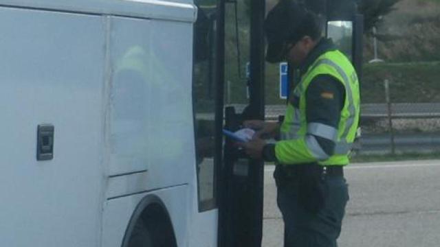 Un agente de la Guardia Civil inspeccionando un vehículo, en imagen de archivo
