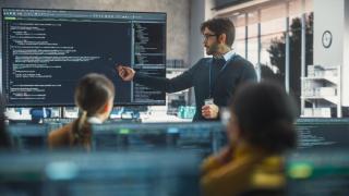 Este es una de las carreras más prometedoras del futuro y se puede estudiar en Alicante: se cobran más de 80.000 €