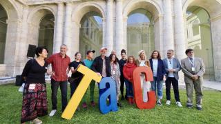 La concejala de Cultura, Irene Carvajal, junto a seis compañías que participan en el TAC en el acto de inauguración