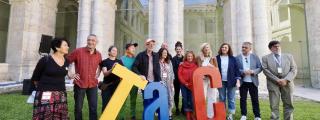 La concejala de Cultura, Irene Carvajal, junto a seis compañías que participan en el TAC en el acto de inauguración