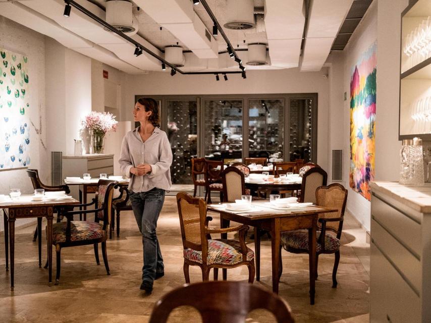 Patricia en la sala de Pabú