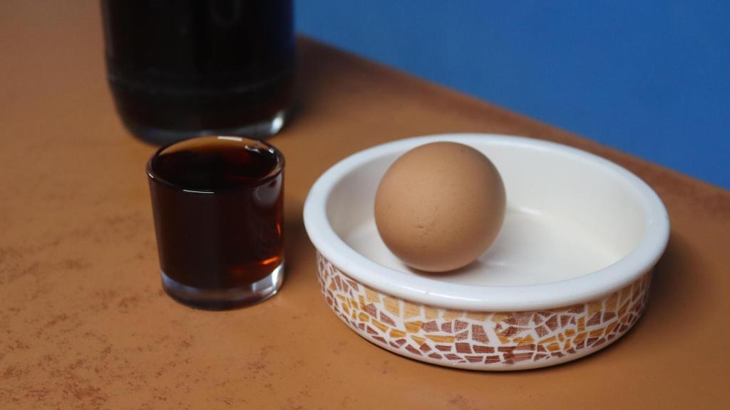 El mítico chupito de O Ovo con el huevo cocido