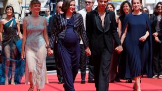 La directora Carla Simón (segunda por la izq.) junto a los actores Llúcia García y Mitch Robles y la productora María Zamora, este miércoles en el Festival de Cannes. Foto: EFE/EPA/Guillaume Horcajuelo