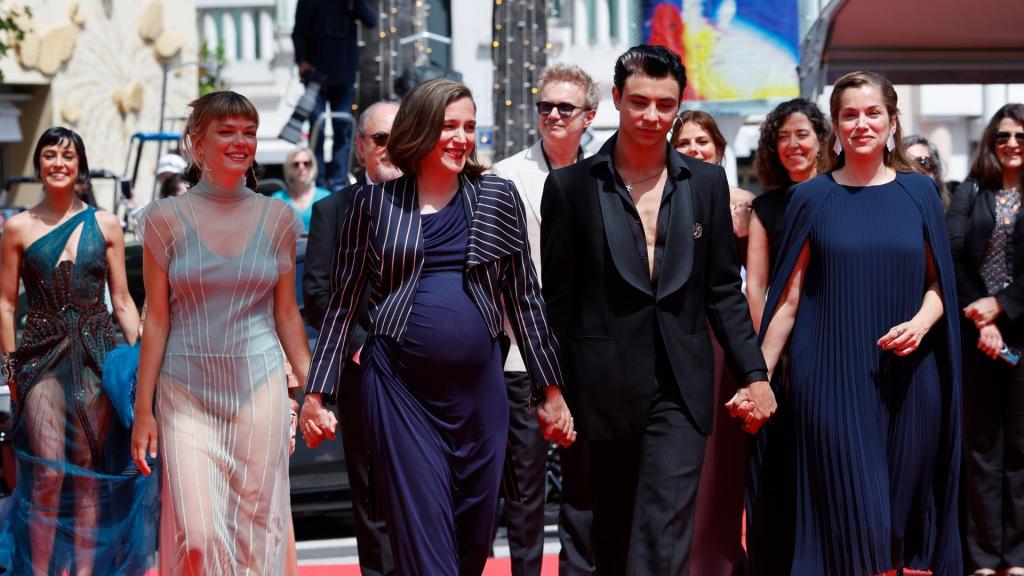 La directora Carla Simón (segunda por la izq.) junto a los actores Llúcia García y Mitch Robles y la productora María Zamora, este miércoles en el Festival de Cannes. Foto: EFE/EPA/Guillaume Horcajuelo