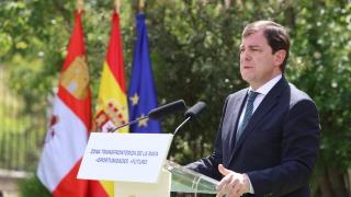 El presidente de la Junta, Alfonso Fernández Mañueco, durante su intervención durante la presentación del Plan Socioeconómico de La Raya en el municipio zamorano de Fermoselle