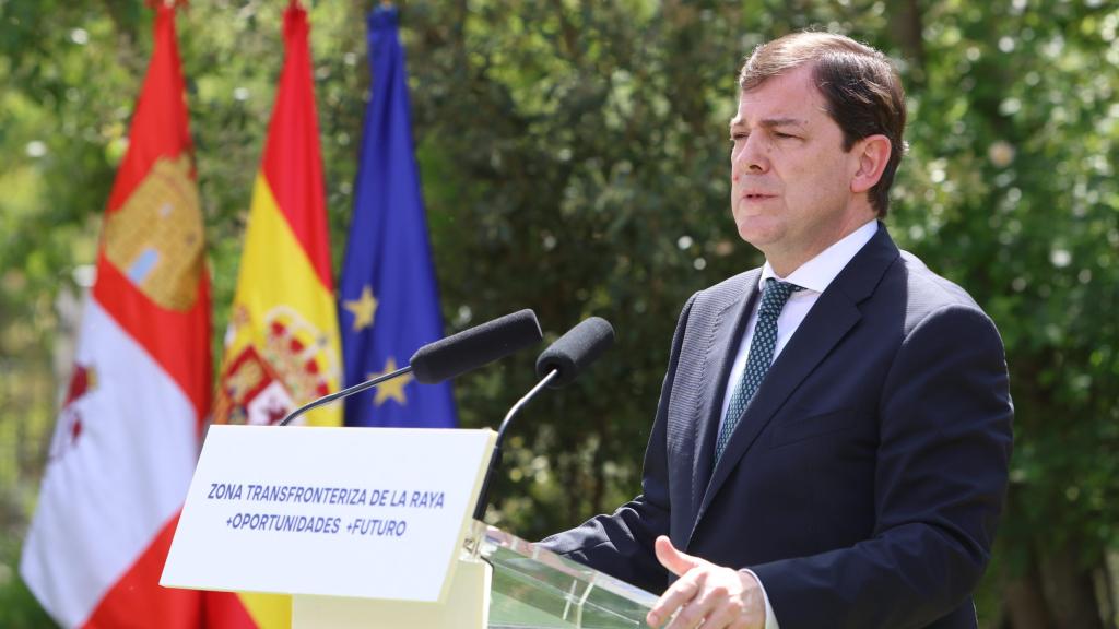 El presidente de la Junta, Alfonso Fernández Mañueco, durante su intervención durante la presentación del Plan Socioeconómico de La Raya en el municipio zamorano de Fermoselle