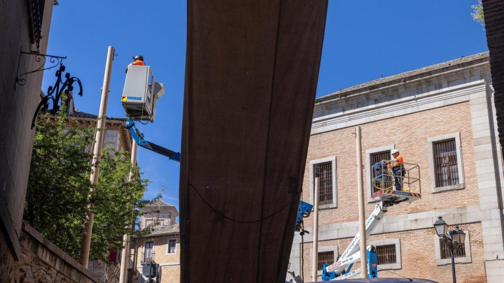 Instalación del toldo del Corpus en la Plaza de San Vicente.