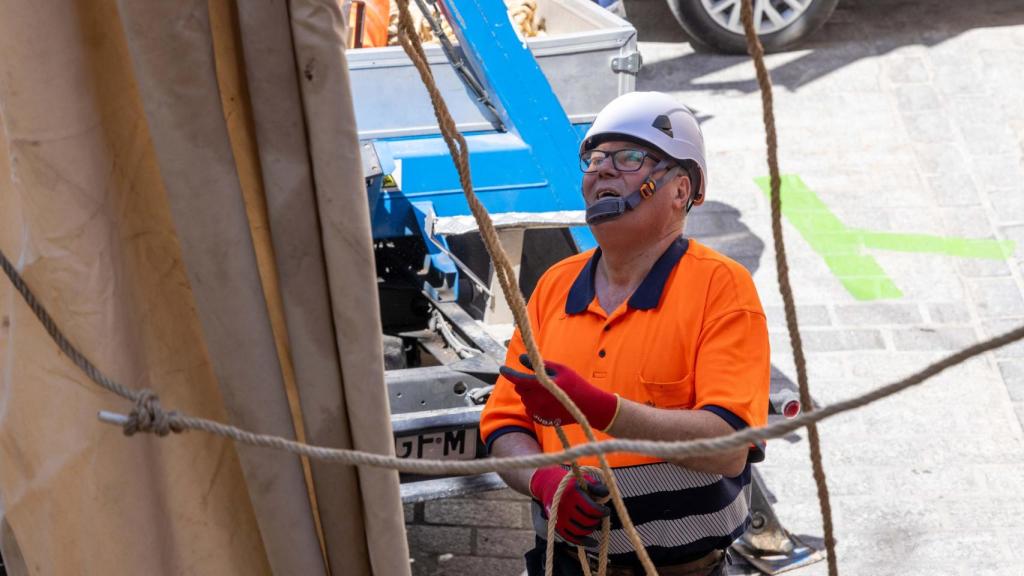 Uno de los operarios encargados de la instalación.