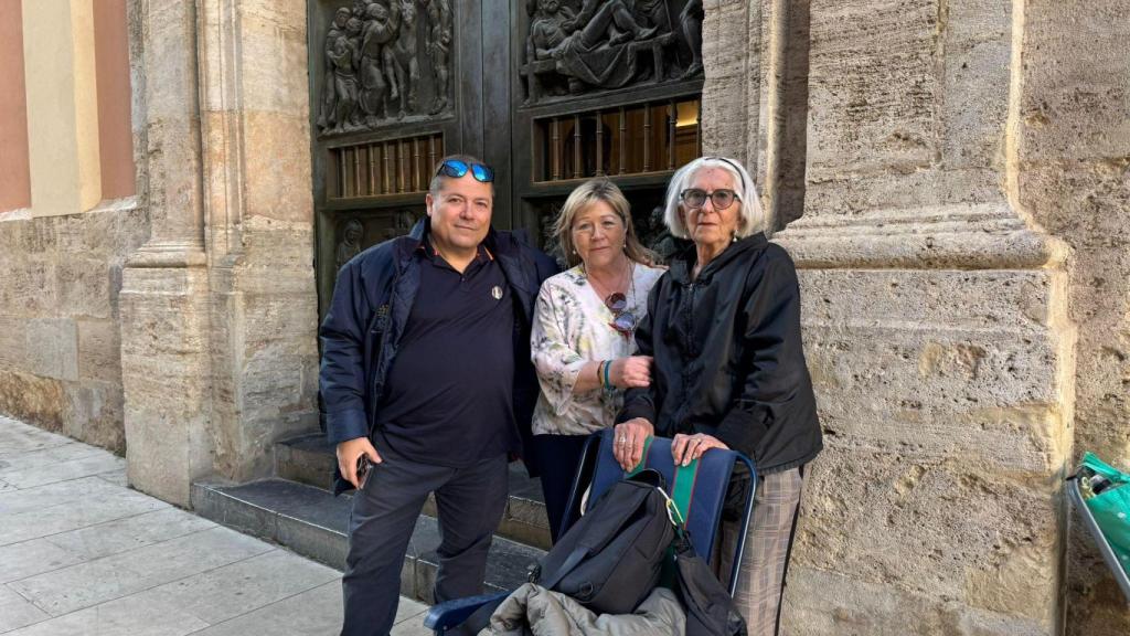 Rosa, Marisa y Paco esperan 18 horas para besar a la Virgen de Valencia. EE