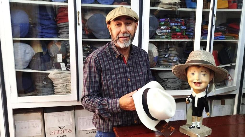 Antonio Peralta en su sombrerería 'El gavilán' de Orihuela.