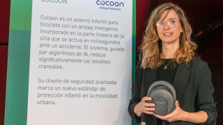 Emma Garatea, fundadora y CEO de Cocoon, posa junto al dispositivo que ha patentado.