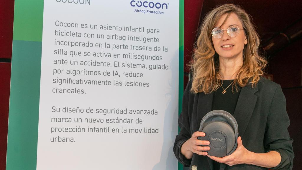 Emma Garatea, fundadora y CEO de Cocoon, posa junto al dispositivo que ha patentado.