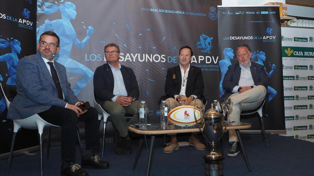 David Garcia junto a los presidentes de VRAC, El Salvador y Federación de rugby.