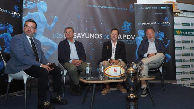 David Garcia junto a los presidentes de VRAC, El Salvador y Federación de rugby.