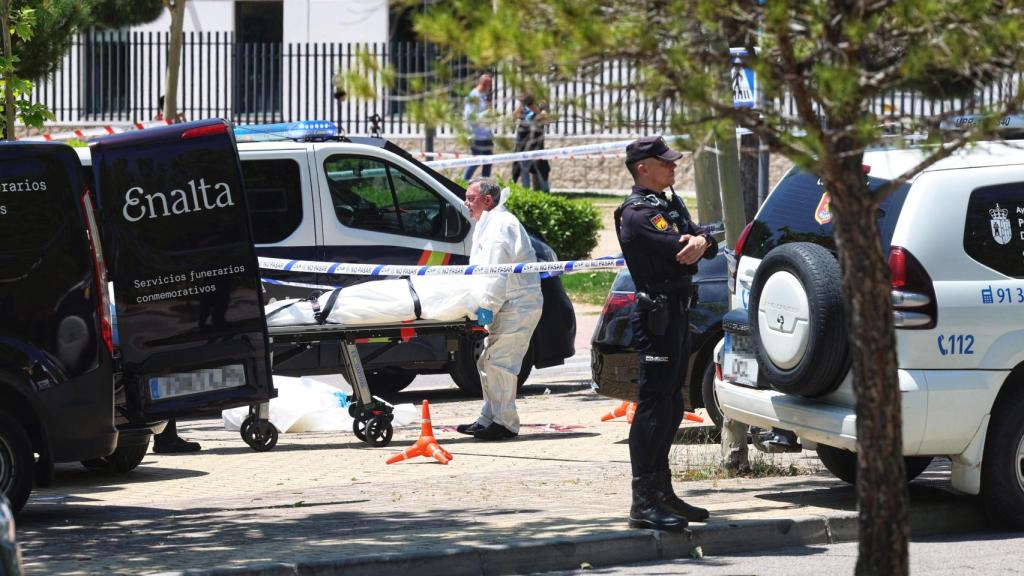 El levantamiento del cadáver de Andrei Portnov en el lugar en el que han ocurrido los hechos, a 21 de mayo de 2025, en Pozuelo de Alarcón, Madrid.