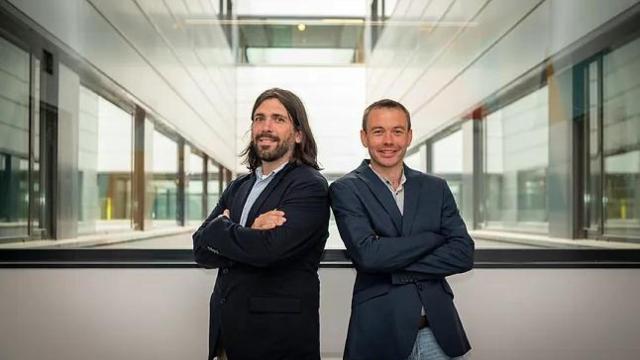 Los biólogos Alejo Rodríguez-Fraticelli y Lars Velten, del Instituto de Investigación Biomédica (IRB) y el Centro de Regulación Genómica (CRG), en Barcelona.