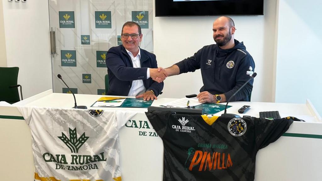 Imagen de la firma del acuerdo entre lo Lobos de Íscar y Caja Rural de Zamora