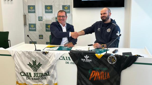 Imagen de la firma del acuerdo entre lo Lobos de Íscar y Caja Rural de Zamora